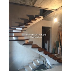 Лестница на бетонном косоуре